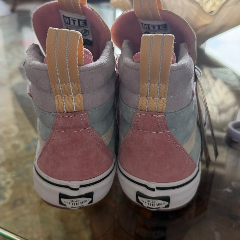 Vans Sk8-Hi MTE 2.0 DX sneakers in the "Pastel Multi" colorway - Picture 3 of 5